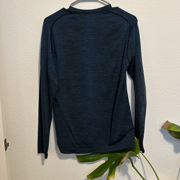 Lululemon metal vent LS top - Picture 5 of 6